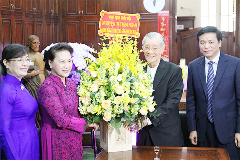 Chủ tịch Quốc hội Nguyễn Thị Kim Ngân chúc mừng các chức sắc và đồng bào Công giáo tại TPHCM nhân dịp Giáng sinh