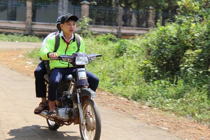 Đắk Nông:  Nhà trường giữ xe, học sinh phổ thông vô tư đi xe máy đến trường?