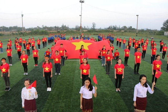 Gần 1000 sinh viên Trường Đại học Hà Tĩnh nhảy dân vũ, hát quốc ca làm MV cổ vũ
