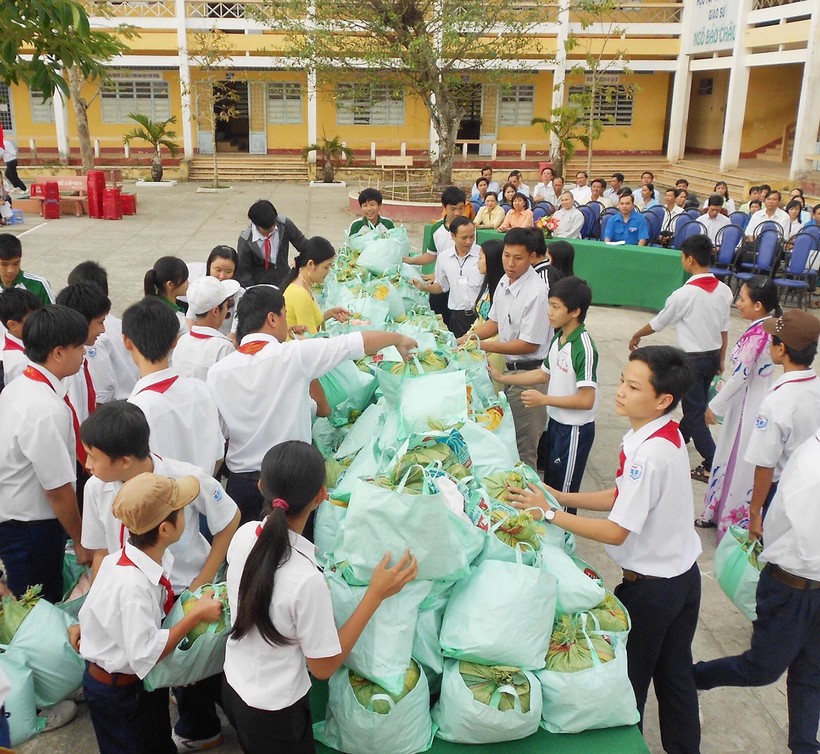 HS Trường THCS Nguyễn Trãi (thị xã Ngã Bảy, Hậu Giang) quyên góp Hũ gạo tình bạn giúp bạn nghèo dịp Tết Nguyên đán