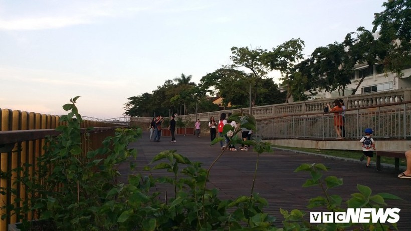 Khánh thành cầu đi bộ lát gỗ lim siêu sang gây tranh cãi ở Huế