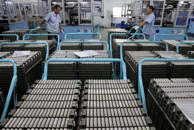 Trong một nhà máy tái chế pin lithium-ion tại Trung Quốc.