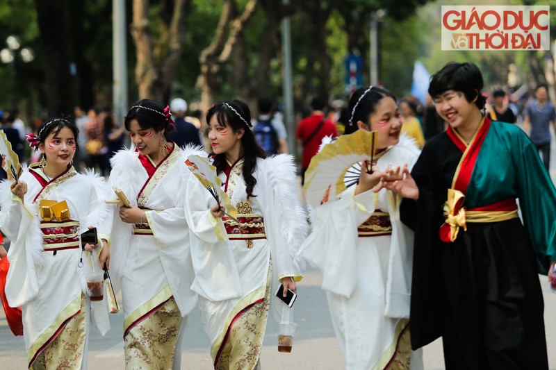 Các bạn trẻ mặc Kimono vui vẻ tham dự Lễ hội Hoa anh đào 2019.