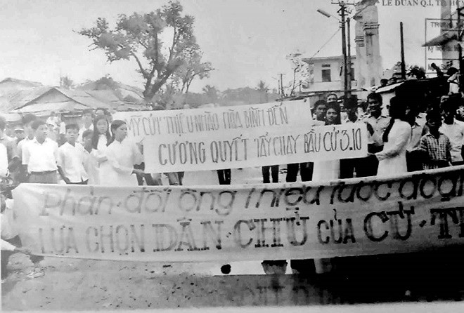 HS Đà Nẵng xuống đường biểu tình tẩy chay cuộc bầu cử độc diễn của chính quyền bù nhìn Ngụy, ngày 3/10/1971.Ảnh: Tư liệu