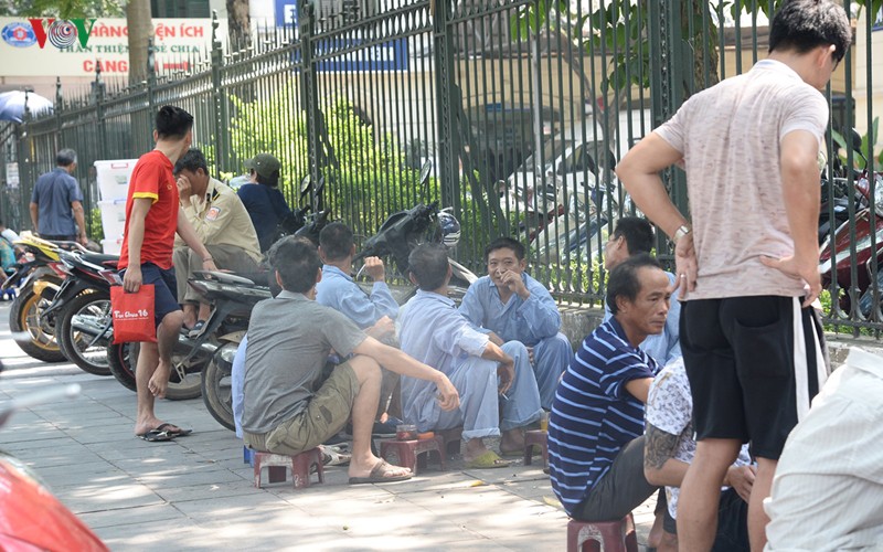 Bệnh nhân, người nhà lao đao vì cái nắng như đổ lửa ở Hà Nội