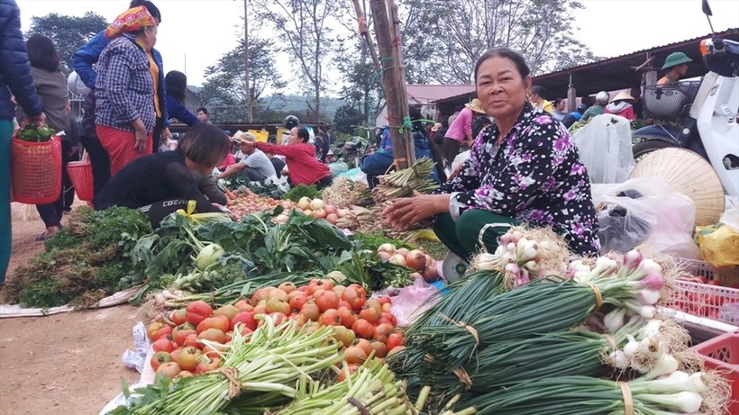 Cận cảnh chợ Tết ở làng quê Việt: Bình dị nhưng đầy không khí Tết