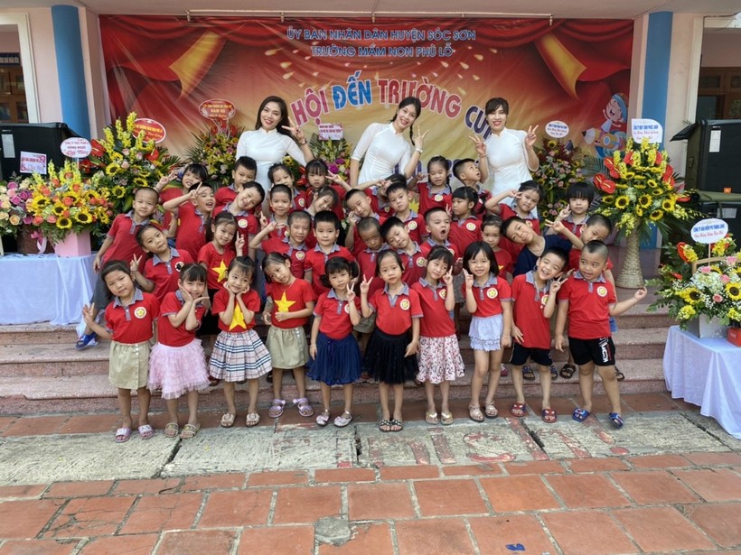 Cô  Trần Thị Quyết (đứng giữa) vui cùng trẻ thơ và đồng nghiệp.