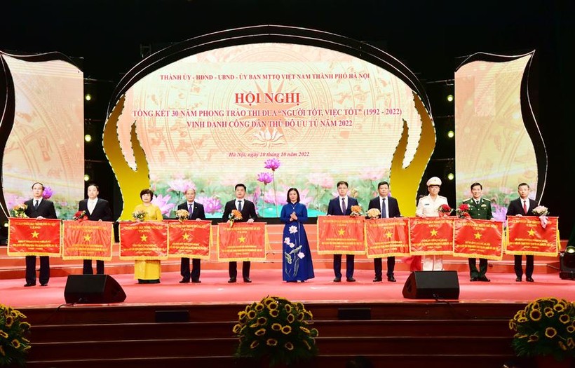 Phó Bí thư Thường trực Thành ủy Hà Nội Nguyễn Thị Tuyến trao cờ thi đua của UBND thành phố Hà Nội cho các tập thể có thành tích xuất sắc 