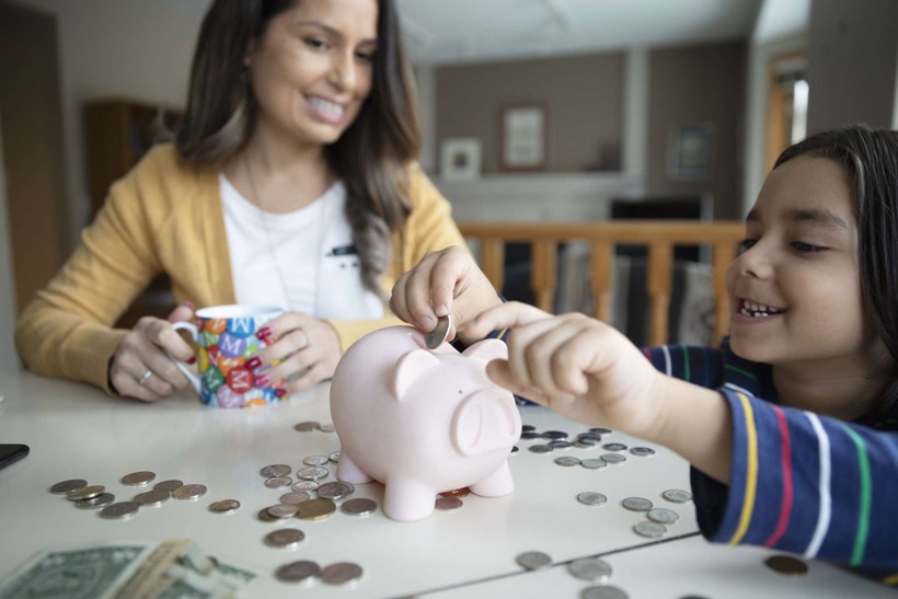 Có rất nhiều tài nguyên miễn phí mà bạn có thể sử dụng để dạy trẻ về tiền bạc tại nhà. (Ảnh: ITN).