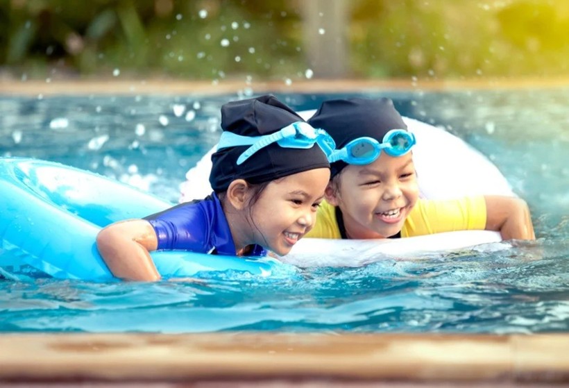 Được bơi thỏa thích dưới làn nước mát mang đến cho trẻ thêm nhiều niềm vui và sự hứng khởi. (Ảnh: ITN).
