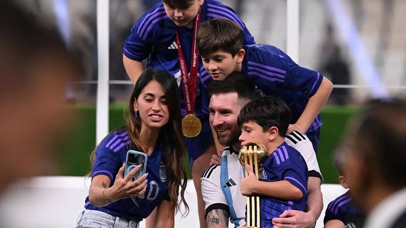 Siêu sao Lionel Messi tiết lộ rằng anh và vợ Antonela Roccuzzo đã quyết định không cho các con sử dụng điện thoại. (Ảnh: ITN).