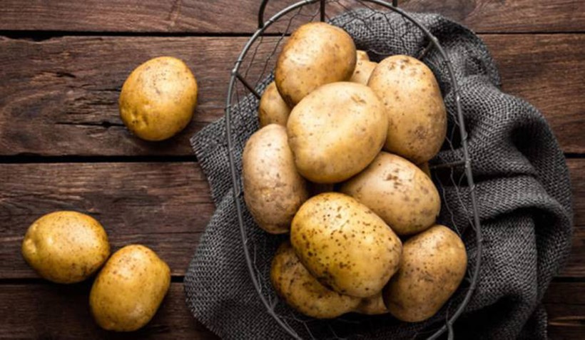 Một củ khoai tây cỡ vừa có khoảng 31 g tinh bột. (Ảnh: ITN)