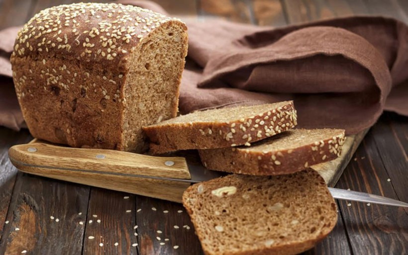 Cám và mầm bổ sung trong bánh mì nguyên hạt cung cấp cho bạn ít tinh bột và nhiều chất xơ hơn bánh mì trắng. (Ảnh: ITN)