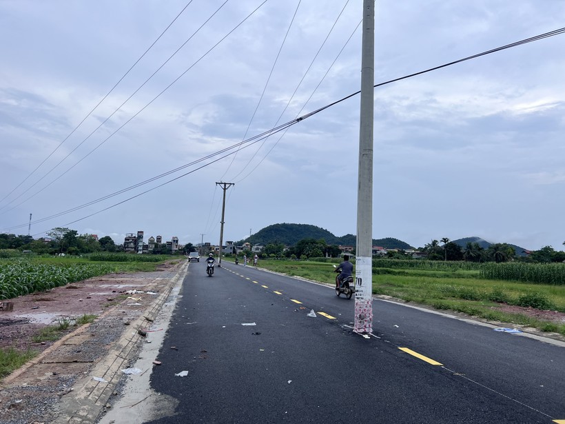 UBND huyện Hoằng Hoá đang tiến hành di dời các cây cột điện án ngữ giữa đường. (Ảnh: NT).
