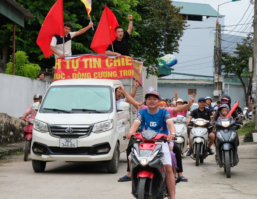 Hàng xóm hân hoan khi Lê Xuân Mạnh giành quán quân Olympia 2023. (Ảnh: NT).