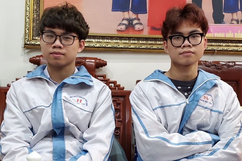 Hai anh em song sinh Nguyễn Lê Bảo Long và Nguyễn Lê Thành Công cùng giành giải Nhất môn Sinh học trong kỳ thi HSG Quốc gia 2023-2024. (Ảnh: NT).