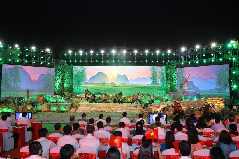 Tối 5/5, tại quảng trường Lam Sơn, tỉnh Thanh Hóa tổ chức điểm cầu truyền hình trực tiếp về Lễ kỷ niệm 70 năm Chiến thắng Điện Biên Phủ với chủ đề “Dưới lá cờ quyết thắng”. 