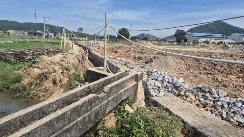 Đoạn kênh thủy lợi dẫn nước từ hồ Quế Sơn về phường Mai Lâm (thị xã Nghi Sơn) bị phá.
