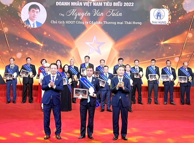 Chủ tịch HĐQT Công ty CP Thương mại Thái Hưng được vinh danh doanh nhân Việt Nam tiêu biểu.