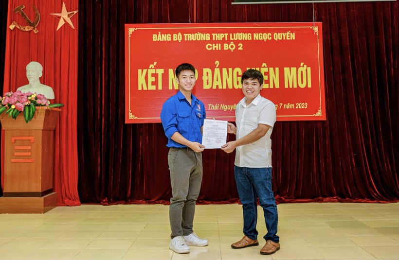 Kết nạp đảng viên cho em Phan Tuấn Thành, lớp 12A14 trường THPT Lương Ngọc Quyến.