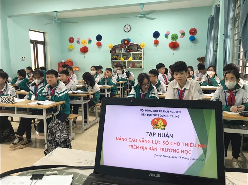 Liên đội trường THCS Quang Trung tổ chức tập huấn nâng cao năng lực số cho học sinh.
