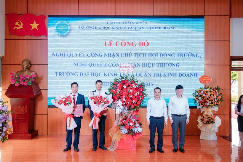 Lãnh đạo Đại học Thái Nguyên tặng hoa chúc mừng.