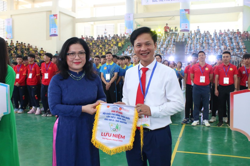 Thứ trưởng Bộ GD&ĐT Nguyễn Thị Kim Chi tặng cờ lưu niệm cho đại diện các đoàn tham dự HKPĐ toàn quốc khu vực II.