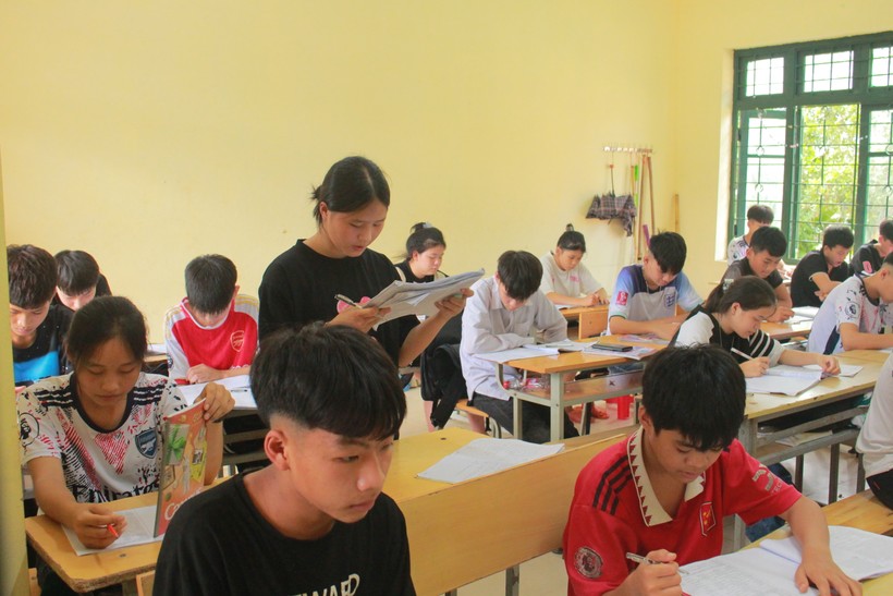Em Lý Thị Lan, người dân tộc Mông, học sinh lớp 9, trường PT DTBT THCS Thần Sa phát biểu trong giờ ôn tập môn Tiếng Anh.