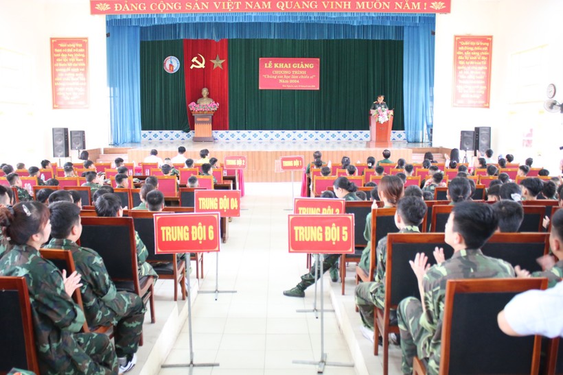 200 chiến sĩ ‘nhí’ tham gia huấn luyện tại Trung tâm GDQP(Đại học Thái Nguyên).