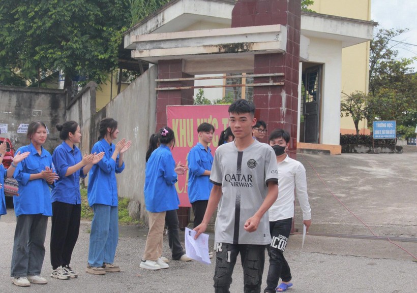 Thí sinh phấn khởi ra khỏi điểm thi tại trường THPT Ngô Quyền, TP Thái Nguyên.