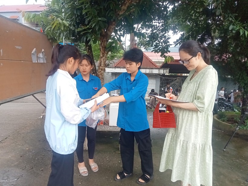 Các thí sinh ở xa, hoàn cảnh khó khăn nhận suất cơm từ Đoàn trường THPT Thông Nông.