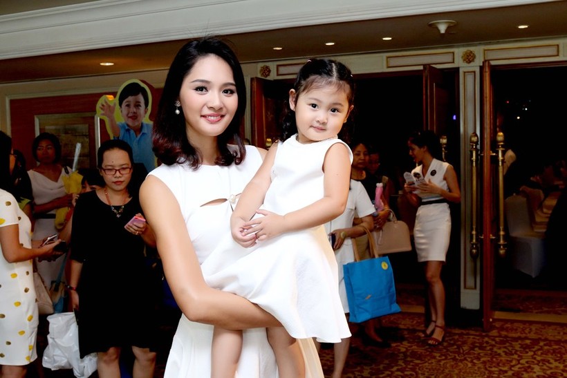 Hoa hậu Hương Giang dạy con tuổi khủng hoảng lên 3