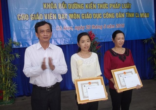 GS, TS Nguyễn Thanh Phương, Phó Hiệu trưởng Trường Đại học Cần Thơ trao Giấy khen và phần thưởng cho học viên đạt thành tích cao trong học tập