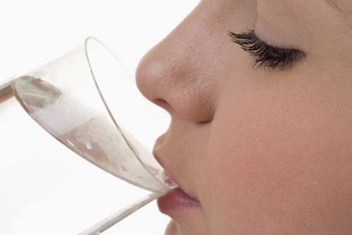 5 cách uống nước tưởng tốt hoá ra gây hại, thậm chí có thể gây tử vong 