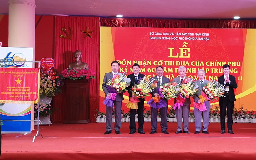 Thầy Hiệu trưởng đương nhiệm Lê Văn Trường tặng hoa tri ân các thế hệ lãnh đạo nhà trường tại Lễ kỷ niệm 60 năm thành lập Trường.