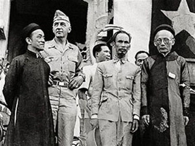 Hàng đầu từ trái sang phải, cụ Nguyễn Văn Tố, Chủ tịch Hồ chí Minh và cụ Huỳnh Thúc Kháng