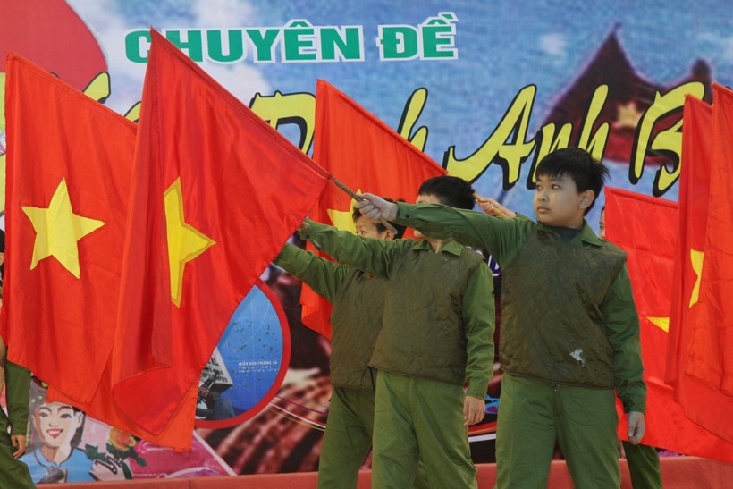 Chuyên đề "“Xứng danh anh bộ đội Cụ Hồ" là dịp để HS Trường THCS Phan Bội Châu cùng nhau ôn lại những truyền thống vẻ vang của Quân đội nhân dân Việt Nam