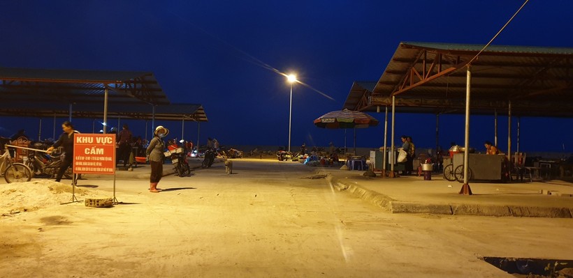 Quang cảnh chợ cá Quan Lạn lúc nửa đêm