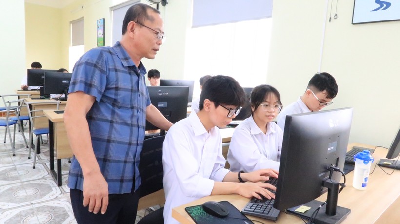 Thầy Phạm Đức Cường, giáo viên Trường THPT An Dương hướng dẫn học sinh đăng kí dự thi tốt nghiệp.