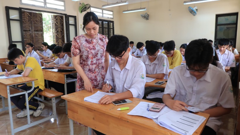 Học sinh lớp 12, Trường THPT Nguyễn Trãi đang ôn tập cho kì thi tốt nghiệp 2024.