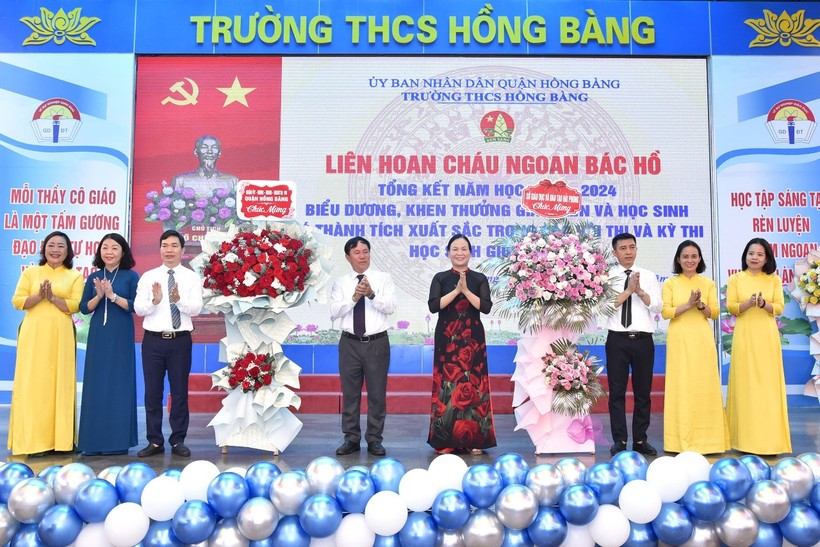 Lãnh đạo Sở GD&ĐT và lãnh đạo quận Hồng Bàng tặng hoa chúc mừng thầy trò Trường THCS Hồng Bàng.