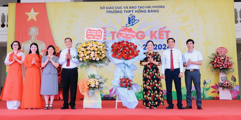 Trường THPT Hồng Bàng đón nhận lẵng hoa tươi thắm từ lãnh đạo Sở GD&ĐT và quận Hồng Bàng.