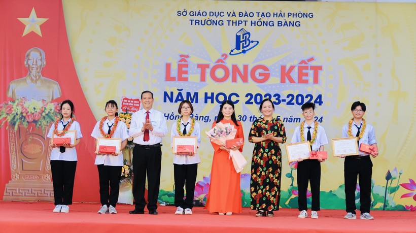 Thầy trò Trường THPT Hồng Bàng vinh dự nhận khen thưởng từ lãnh đạo ngành.