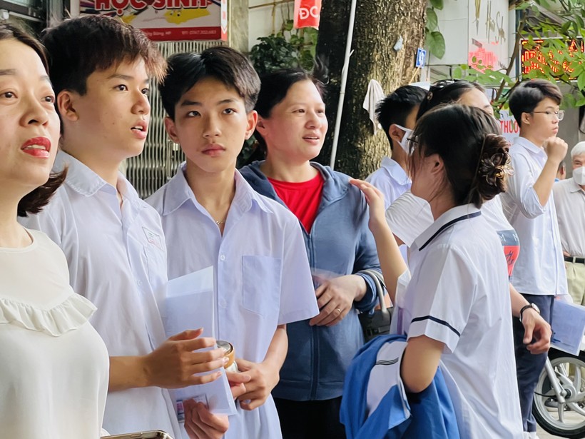 Những học sinh lớp 9 tại Trường THCS Hồng Bàng đứng đợi bạn để trao đổi, chia sẻ về bài thi.