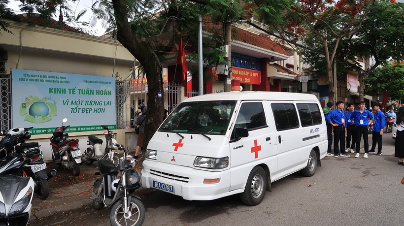 Xe cứu thương đậu ngay ngoài điểm thi Trường THPT Thái Phiên, quận Ngô Quyền để ứng phó với tình huống khẩn cấp về sức khoẻ của thí sinh.