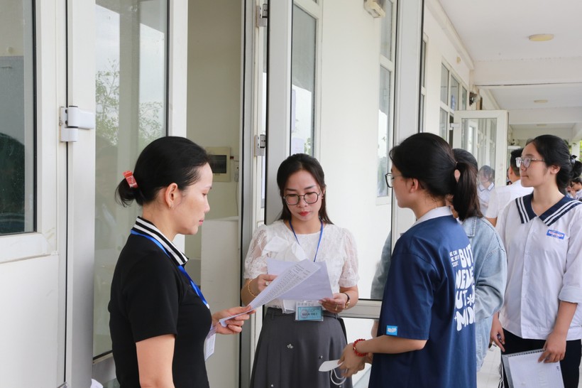 Thí sinh làm thủ tục vào phòng thi tại Hội đồng thi Trường THPT chuyên Trần Phú.