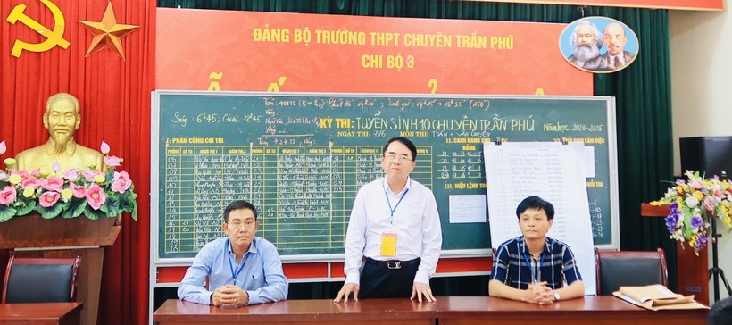 Ông Lê Khắc Nam- Phó Chủ tịch UBND TP Hải Phòng kiểm tra công tác coi thi tại Hội đồng thi Trường THPT chuyên Trần Phú.