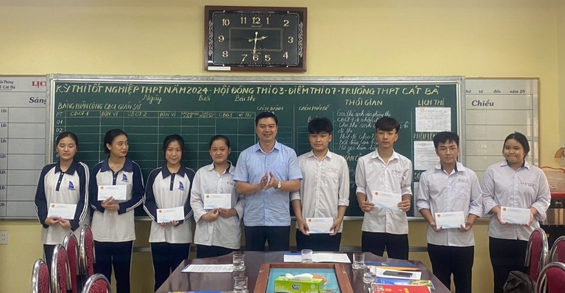 Chủ tịch UBND huyện Cát Hải Bùi Tuấn Mạnh tặng quà cho học sinh có hoàn cảnh khó khăn.