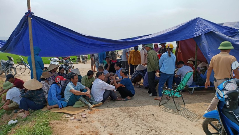 Người dân đã dựng lều 4 ngày qua để phản đối chính quyền cho máy múc san ủi, làm hỏng lúa. (Ảnh: NT).