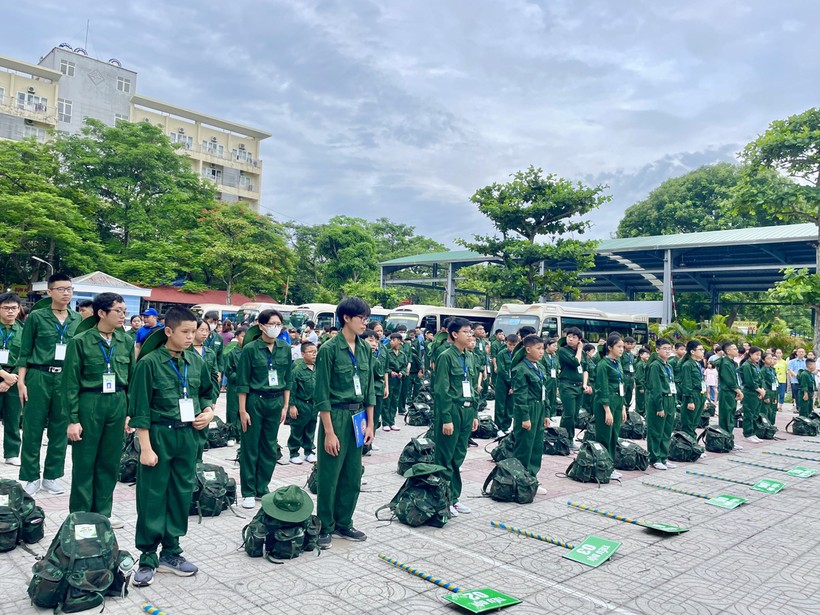 Hàng trăm chiến sĩ nhí tham gia "Học kỳ quân đội" năm 2023. Ảnh: LT.